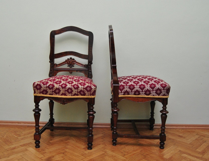 2 scaune sculptate din lemn