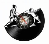 Ceas de perete din disc vinil, Tematică Scrimă / Fencing, Design Sportiv cu Spadasini, Negru