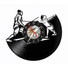 Ceas de perete din disc vinil, Tematică Scrimă / Fencing, Design Sportiv cu Spadasini, Negru