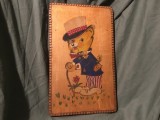 Pirogravura pentru perete in stil retro perioada comunista realizata manual ursulet imbrcat in costum !