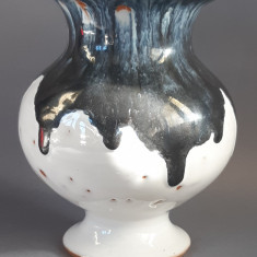 Vaza deosebita din ceramica glazurata, marcata