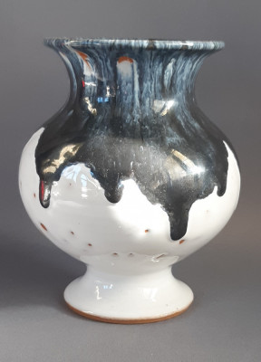 Vaza deosebita din ceramica glazurata, marcata foto