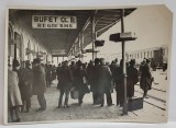 PERON DE GARA CU CALATORI IN ASTEPTARE SI PANOURI INDICATOARE PENTRU RESTAURANTELE DIN GARA , FOTOGRAFIE INTERBELICA DE PRESA
