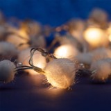 Instalație Lumini Comet LED, Model Pompon, 20 Becuri, Lumină Alb Cald, 2.68m, Cablu Transparent, Funcționare pe Baterii 3xAA, Oem