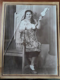 Fotografie pe carton, Tanara in costum popular, cu fuior, perioada interbelica