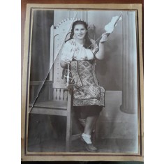 Fotografie pe carton, Tanara in costum popular, cu fuior, perioada interbelica