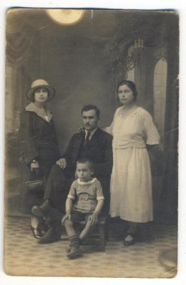 AD 1723 C.P.VECHE- GRUP IN TINUTA DE EPOCA foto
