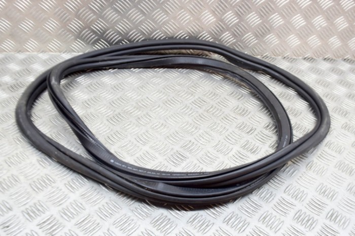 Garnitura ușă st&acirc;nga spate SKODA OCTAVIA III 5E3 2016 OEM: 5E5867367F | 13704337
