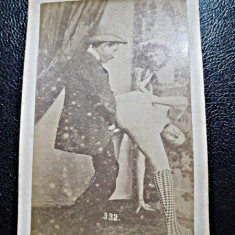 Fotografie veche, pe carton, cu tema erotica