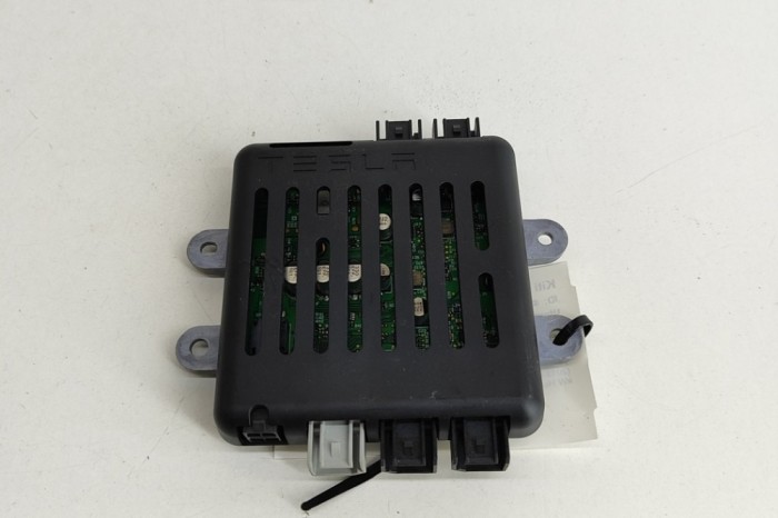 Unitate de control USB/AUX TESLA MODEL X 2016 OEM: 1042829-00-E 27212113