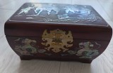 Caseta din lemn exotic decorata cu sidef