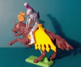 Cavaler medieval călare Britains Deetail 1971 England scara 1/32 vintage figurină armură, fără armă ! Cal intact harnașament, postament metalic