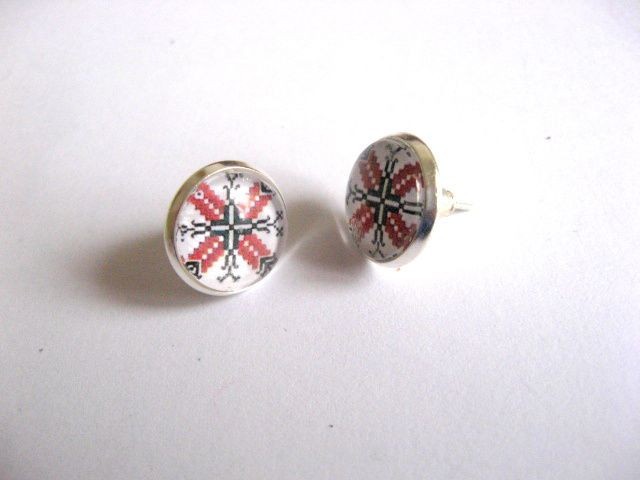 Cercei sticla cu motiv traditional, culori alb, negru si rosu 28342