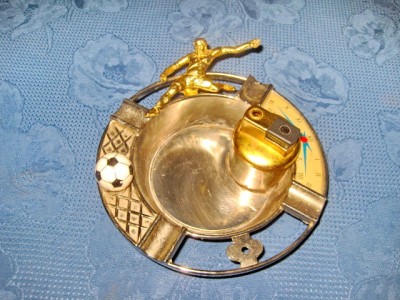 3905-Scrumiera veche Fotbal cu bricheta, statuie fotbalist si minge. foto