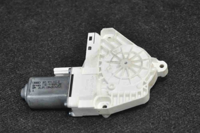 Motor macara geam ușă dreapta față PORSCHE CAYENNE 92A 2013 OEM: 8K0959802B 1967421