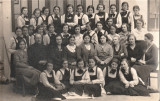 Fotografie veche grup eleve scoala de fete, eleve uniforma perioada interbelica