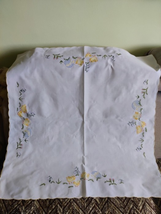 Față de masă broderie model de primăvară