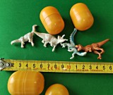 Set de 4 dinozauri Kinder Joy Jurassic World, fără postamente, demontabili: Velociraptor Triceraptors Diplodocus Tyrannosaurus Rex . Bonus &bdquo;ouă&rdquo; Q