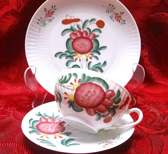 SET MIC DEJUN PORTELAN KONIGL PR TETTAU MODEL FRIESENROSE CEASCA CU FARFURII