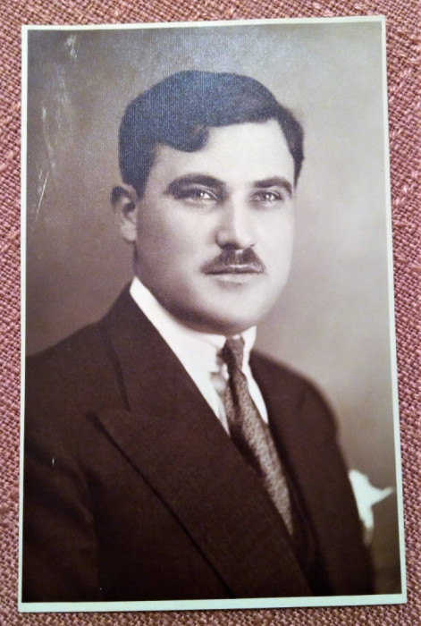 Portret de barbat. Fotografie datata 1931 - Foto Klein, Brasov