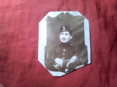 Fragment Fotografie cu Tanar militar cu Monograma Regala Carol I pe chipiu , 11 x 8,5cm foto