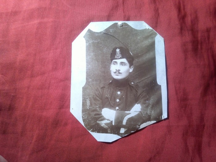 Fragment Fotografie cu Tanar militar cu Monograma Regala Carol I pe chipiu , 11 x 8,5cm