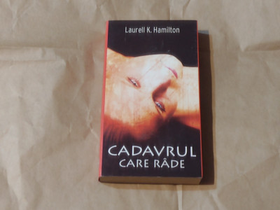 LAURELL K.HAMILTON - CADAVRUL CARE RADE foto