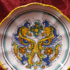 FARFURIE DECORATIVA CERAMICA MAJOLICA DERUTA DECOR CU GRIFONI 20 CM