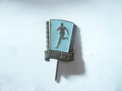 Insignă sportivă Rom&amp;acirc;nia - Al IV lea Festival Mondial - București-1953 ,metal foto