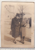 Bnk foto Militar si sotie la Universitate - Bucuresti, Alb-Negru, Romania 1900 - 1950, Cladiri