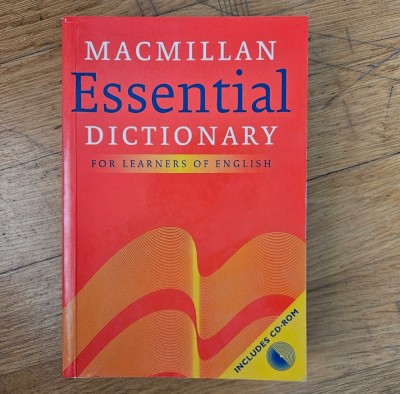 Macmillan Essential Dictionary foto