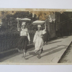 Salutări din București-Porumbe,vanzatoare de porumbe carte poștală foto apr.1916
