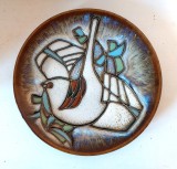 Farfurie ceramica arta, sgraffito, decor porumbel / pasare, glazura colorata