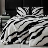 Cumpara ieftin Patura de lux cu fermoar din blana artificala de nurca 200x230cm+2 fete de perna 50x50cm,alba cu negru-F053