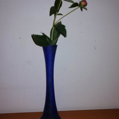 Vaza flori lunga ingusta albastru cobalt sticla mata 33 cm nesemnata