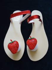 PAPUCI DAMA CAPSUNI SUPRADIMENSIONATE CRISTALE SWAROVSKI ROSII VERZI