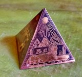 H72-PIRAMIDA SFINX EGIPT veche alama gravata si aurita find negru antic stare generala buna cu anumita uzura de timp, diametrul 5 cm.