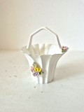 Coșuleț decorativ porțelan ARPO Curtea de Argeș cu flori &icirc;n relief (11 cm), anii 80