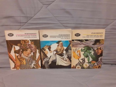A DOUASPREZECEA NOAPTE/NEVESTELE VESELE DIN WINDSOR-WILLIAM SHAKESPEARE (3 VOL) foto