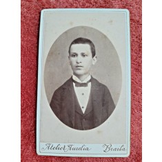 Fotografie tip CDV, tanar cu papion, inceput de secol XX