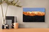 Tablou Canvas, "Munții aurii sub lumina apusului", Munte, Lumină, Apus, Zăpadă, Peisaj, Umbre, Culoare, Natură, 39 x 26 cm, CMCLASS