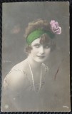 Fotografie tip Carte Postala, Tanara cu trandafir in par, perioada interbelica