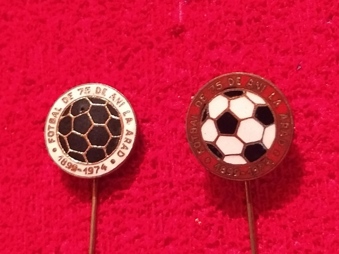 Lot 2 insigne fotbal - &quot;75 de ani de fotbal la ARAD&quot; 1899/1974