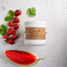 Lumanare parfumata handmade din ceara naturala de soia 100%, aroma de Capsuni si pepene verde, Recipient ceramic alb, 150 g