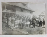 FOTOGRAFIE DE GRUP LA PUNEREA PIETREI FUNDAMENTALE A UNEI CASE , DATATA 1928
