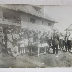 FOTOGRAFIE DE GRUP LA PUNEREA PIETREI FUNDAMENTALE A UNEI CASE , DATATA 1928