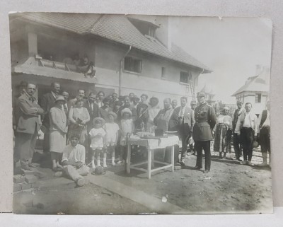 FOTOGRAFIE DE GRUP LA PUNEREA PIETREI FUNDAMENTALE A UNEI CASE , DATATA 1928 foto
