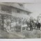 FOTOGRAFIE DE GRUP LA PUNEREA PIETREI FUNDAMENTALE A UNEI CASE , DATATA 1928