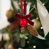 Decor pentru usi de Craciun - pin artificial, cu con, clopot roșu - 16 x 15 cm, Familly Christmas