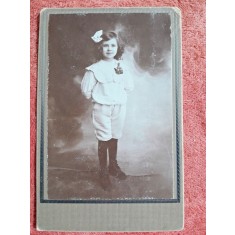 Fotografie tip CDV, fetita cu fundita in par, imbracata baieteste, 1909